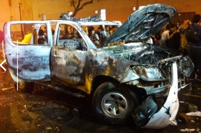 Manifestantes incendian patrullero en marcha contra el Congreso